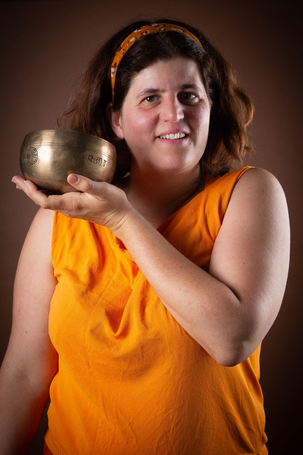 Fabienne écoutant le son d'un bol tibétain