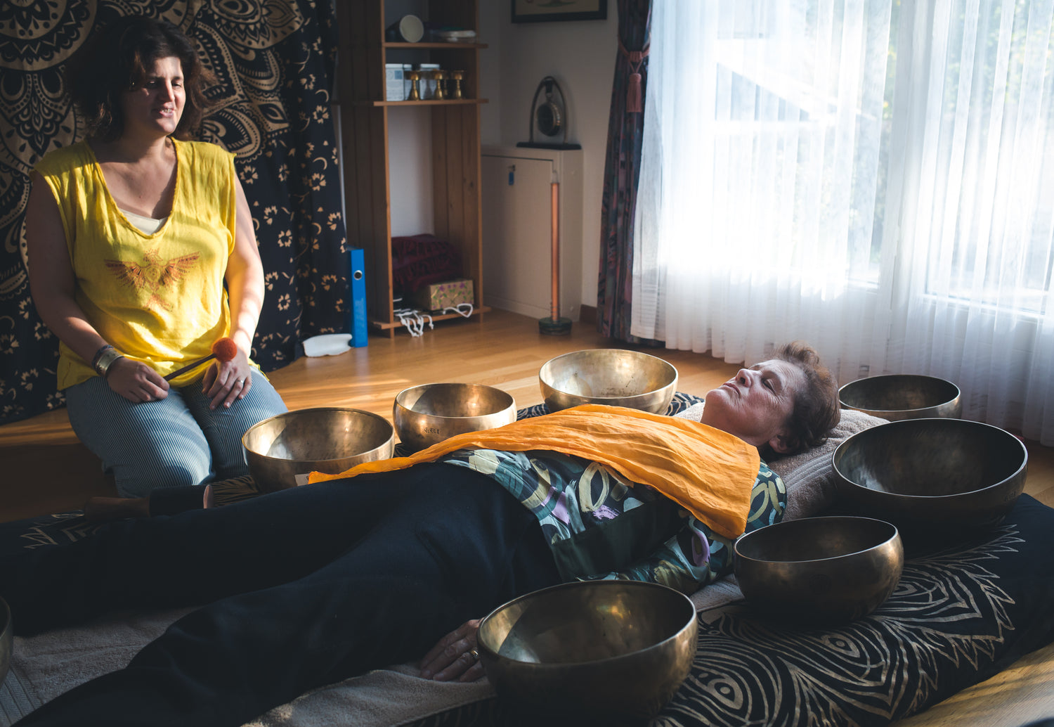 Fabienne durant une méditation avec des bols tibétains