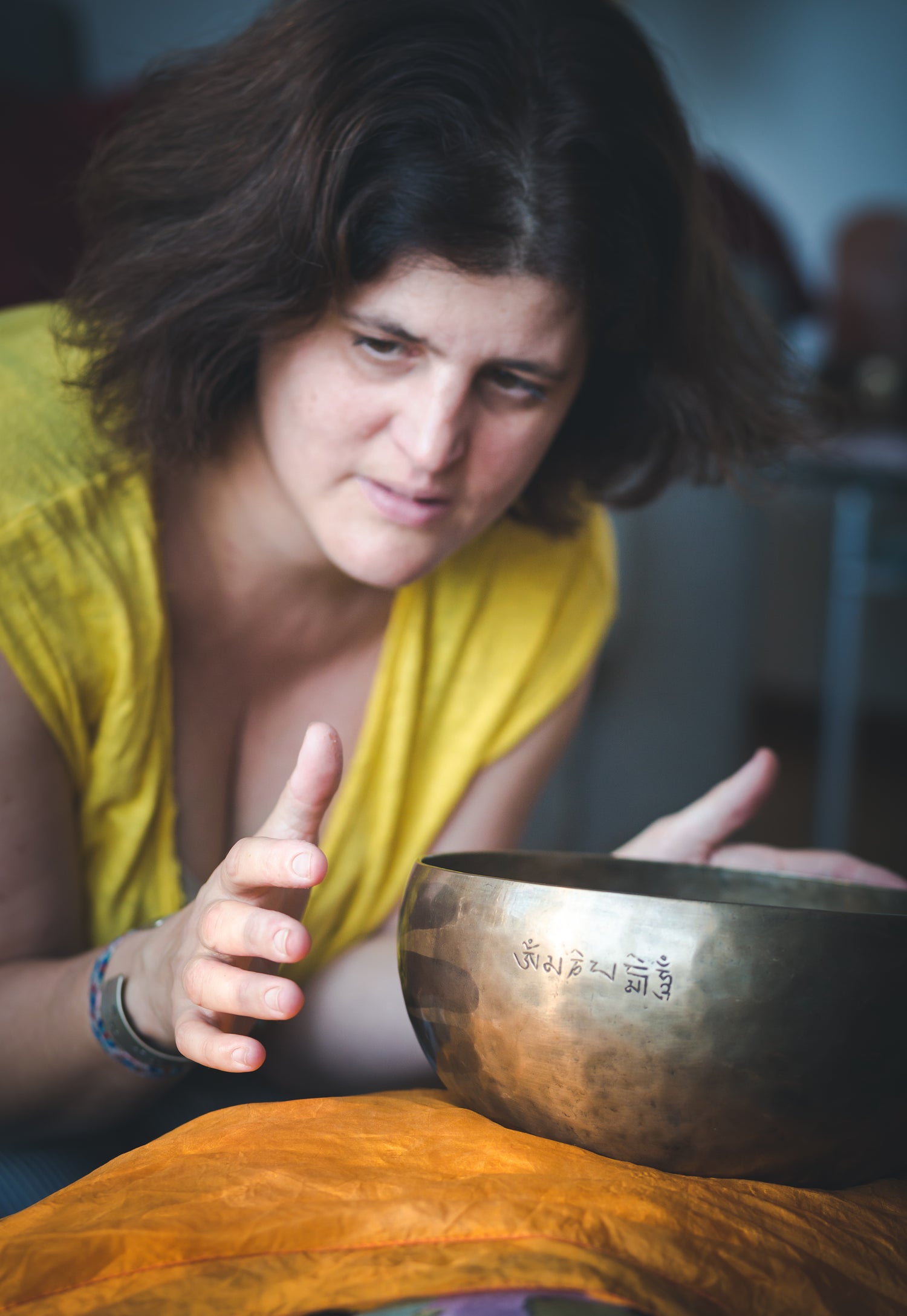 Fabienne dans une performance de bol Tibétain
