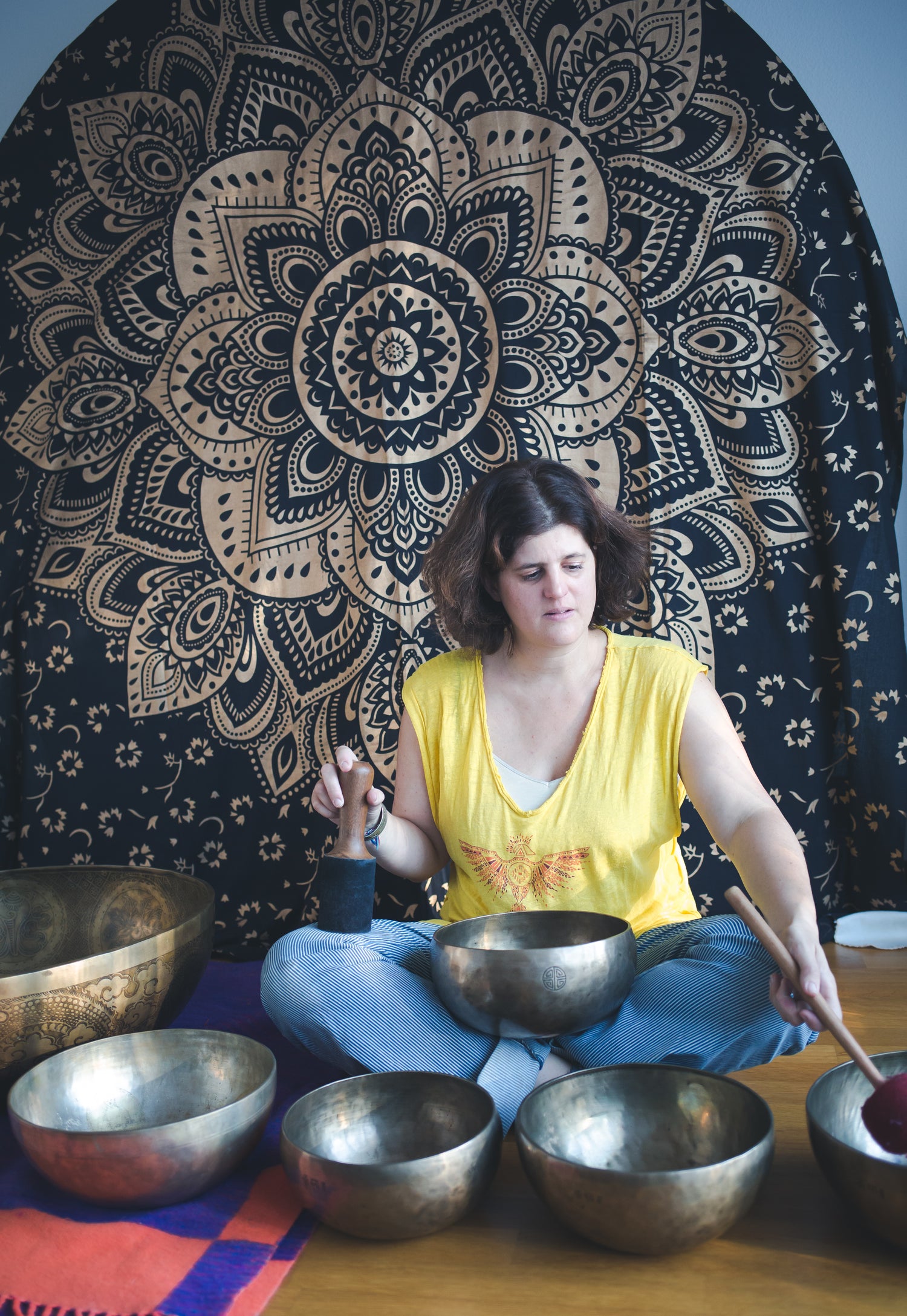 Fabienne dans une performance de bol Tibétain