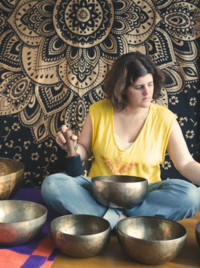 Fabienne dans une performance de bol Tibétain
